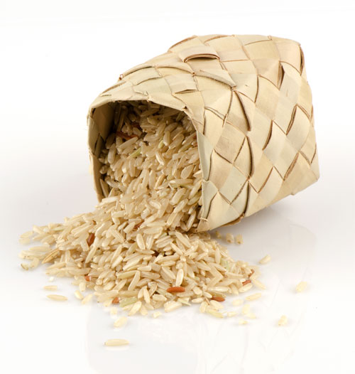 Punariisi valmistetaan hiivasienen avulla riisissä.